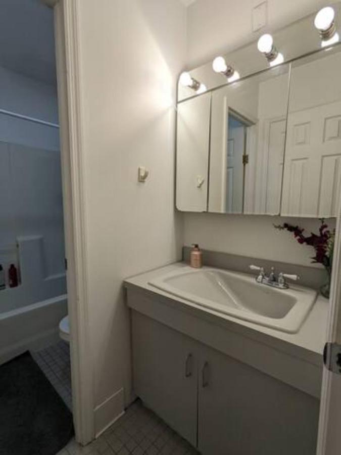 Spacious Bedroom For 4 In Shared Townhouse+garden Habitación en casa particular *