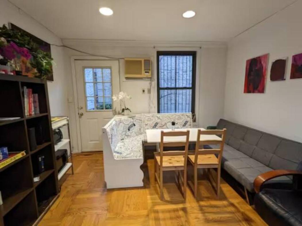 Spacious Bedroom For 4 In Shared Townhouse+garden Habitación en casa particular *